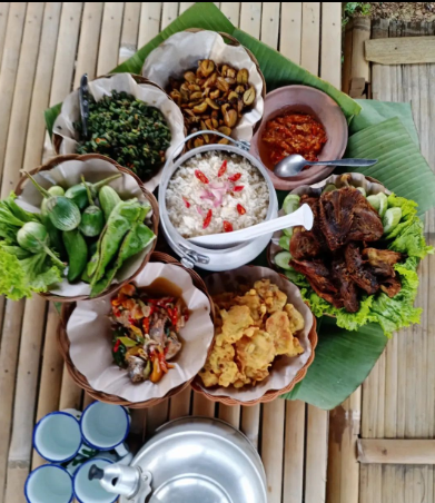 makan nasi liwet di tengah sawah subang