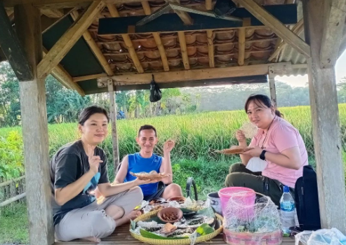 makan nasi liwet di tengah sawah subang