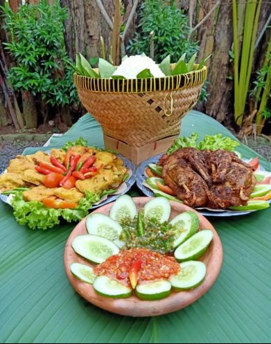 makan nasi liwet di tengah sawah subang