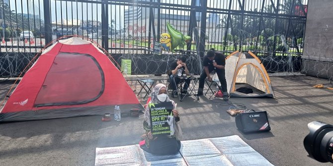 Protes Pengesahan RKUHP, Masyarakat 'Berkemah' Depan Gedung DPR