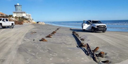 Benda Misterius Mirip Jejak Sepanjang 24 Meter Ditemukan di Pantai Florida AS