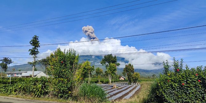 Keluarkan Abu Vulkanik Setinggi 700 Meter, Gunung Kerinci Berstatus Waspada Level 2