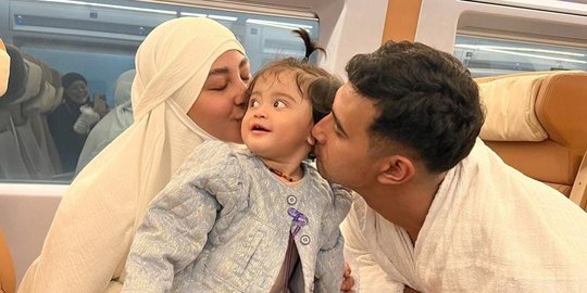 Lucu dan Menggemaskan, Ini 5 Potret Baby Guzel Anak Ali Syakieb saat Ikut Umrah