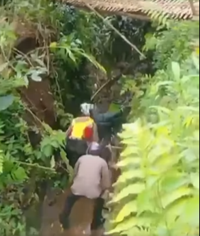 lewati jembatan bambu tim trail polda jabar bawa bantuan gempa cianjur terperosok jatuh