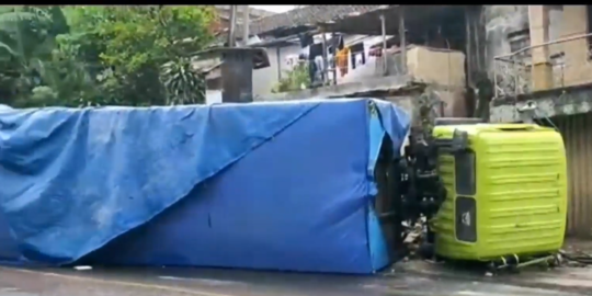 Truk Bantuan Gempa Cianjur Terguling di Cipatat, Sopir Ungkap Kronologinya