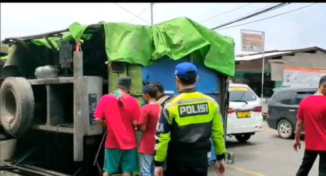 truk paket bantuan cianjur terguling di cipapat