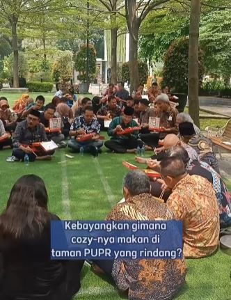 momen menteri basuki makan siang bareng anak buah lesehan di taman yang super cozy