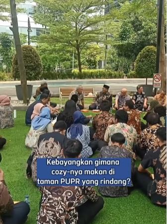 momen menteri basuki makan siang bareng anak buah lesehan di taman yang super cozy