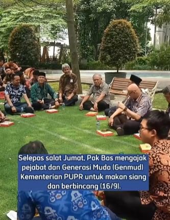 momen menteri basuki makan siang bareng anak buah lesehan di taman yang super cozy