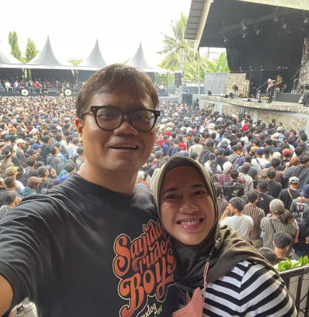 jarang terekspos intip kebersamaan soleh solihun bareng istri yang begitu romantis