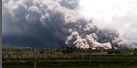 Daftar Terbaru Gunung Api Aktif di RI, Semeru Level Awas & Anak Krakatau-Merapi Siaga