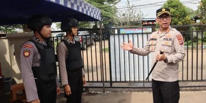 Pintu Masuk Polres-Polsek Tangerang Dijaga Ketat Usai Bom Bunuh Diri di Astana Anyar