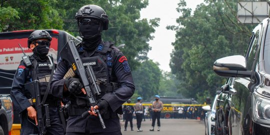 Pengamanan Ketat Brimob Setelah Ledakan Bom di Polsek Astana Anyar