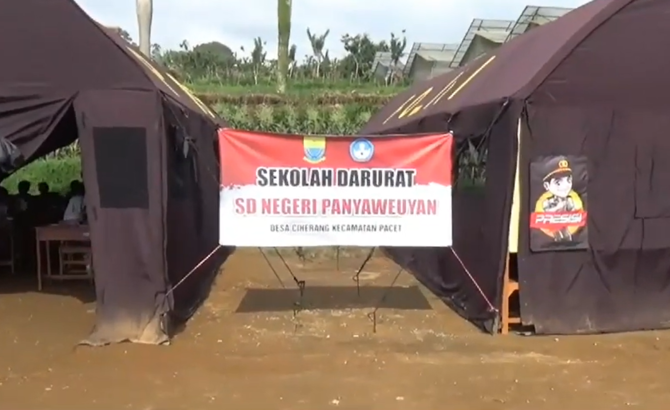 melihat anak anak korban gempa cianjur sekolah di tenda darurat