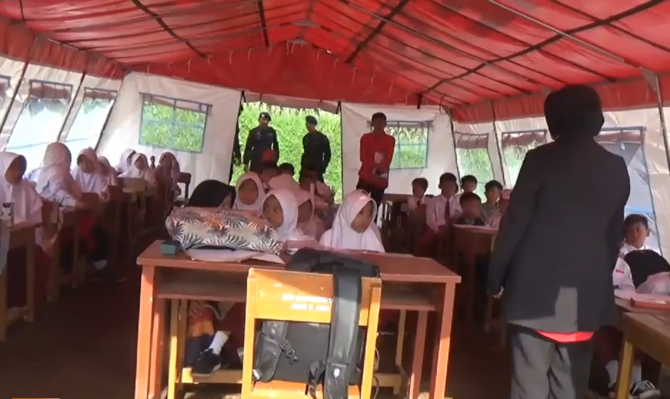 melihat anak anak korban gempa cianjur sekolah di tenda darurat