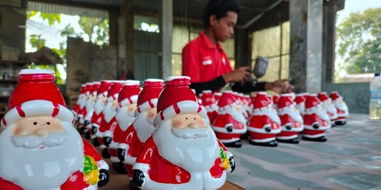 Pengrajin Souvenir Wadah Sabun Sinterklas di Jombang Banjir Orderan