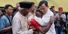 Momen Haru Prabowo Dipeluk Korban Gempa Cianjur saat Kunjungi Posko Pengungsi