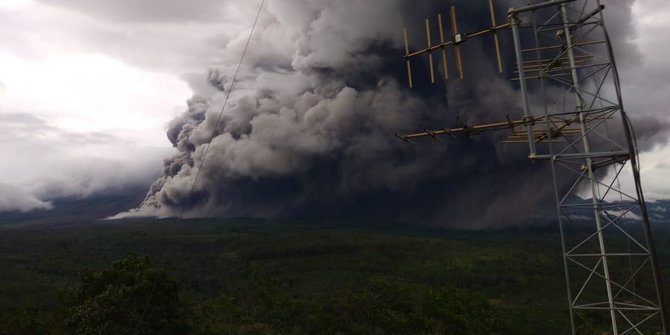 Korban Erupsi Gunung Semeru Pulang Siang untuk Bertani Malam Tidur di Pengungsian