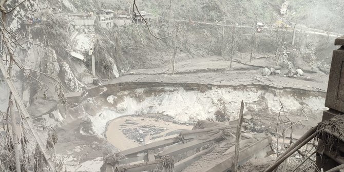 Usai Gunung Semeru Erupsi, Jembatan Gantung Gladak Perak Belum Bisa Dilintasi Warga