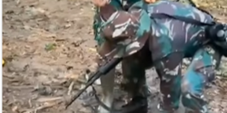 Momen Tentara Bersenjata 'Ngeri' Pegang Ular, Ditarik Komandan