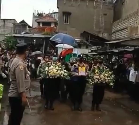 detik detik pemakaman aiptu sofyan korban ledakan bom bunuh diri tinggalkan 3 anak