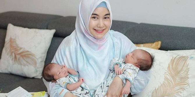 Momen Anisa Eks Cherrybelle Momong Bayi Kembarnya, Bahagia Setelah 4 Tahun Menanti