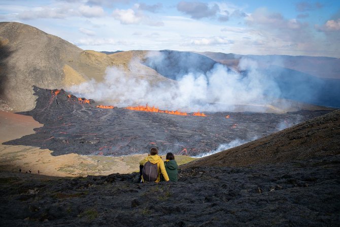 aliran lava gunung meletus di islandia