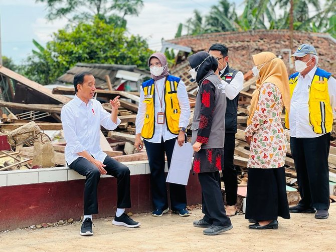 jokowi tinjau dampak gempa cianjur