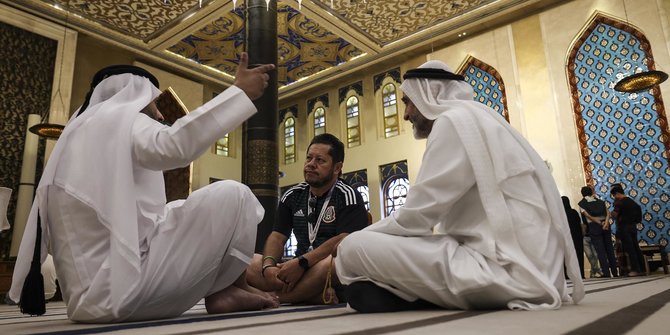 Potret Turis Piala Dunia Antusias Mengenal Islam di Masjid Biru Doha