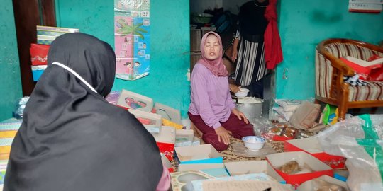 Jelang Akad Nikah, Keluarga Erina Bagi-Bagi Makanan pada Tetangga