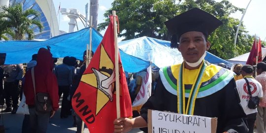 Seorang Mahasiswa Kupang Pakai Toga Wisuda saat Demo di Kantor Gubernur NTT