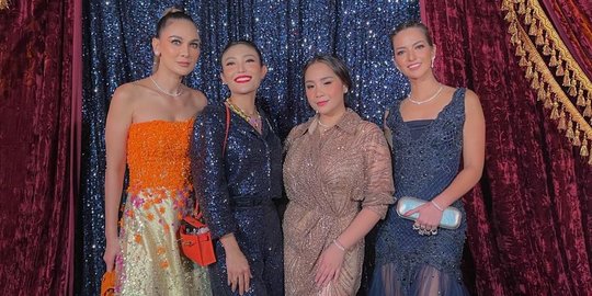 Cantik nan Elegan, Ini Potret Nia Ramadhani & 3 Sahabat saat Acara di Bali