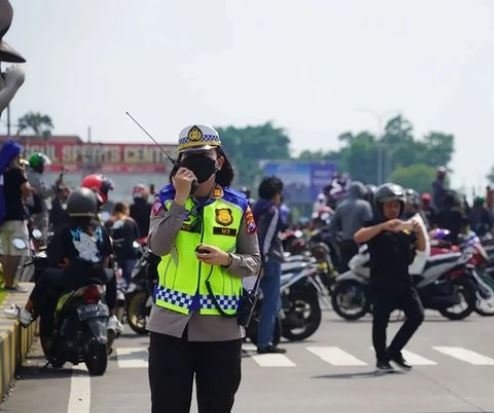 aksi songong remaja ke polisi di jalan raya ngeledek sambil acungkan jari tengah