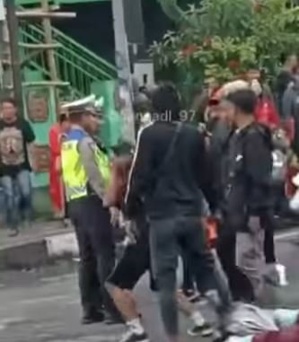 aksi songong remaja ke polisi di jalan raya ngeledek sambil acungkan jari tengah
