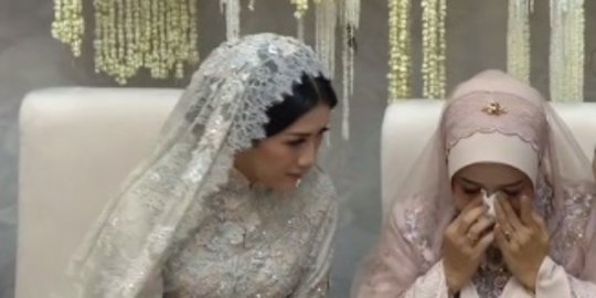 Momen Haru Pengajian Jelang Pernikahan Erina Gudono, Ibunda Tampak Menangis
