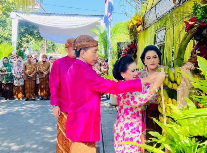 momen siraman kaesang jelang pernikahan baju yang dipakai pak jokowi jadi sorotan