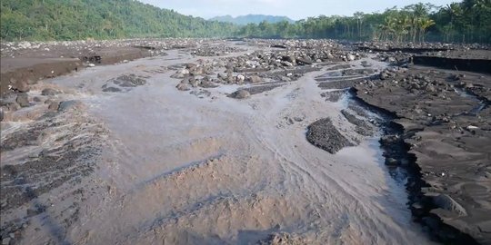 Aliran Lahar Gunung Semeru Pecah jadi Tiga Setelah Erupsi