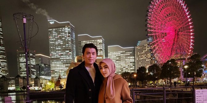 Kece! 5 Gaya Syahrini Jalan-jalan di Yokohama Jepang, Romantis Bareng Suami