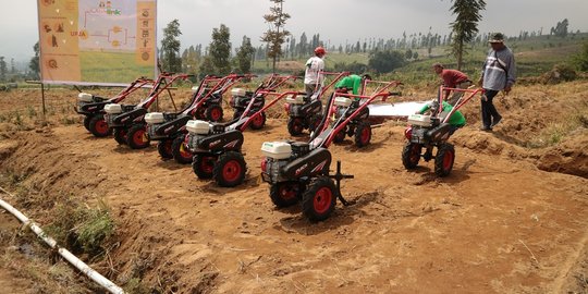 Dukung Ketahanan Pangan, Kementan Bantu Petani Buleleng Dengan Alsintan ...