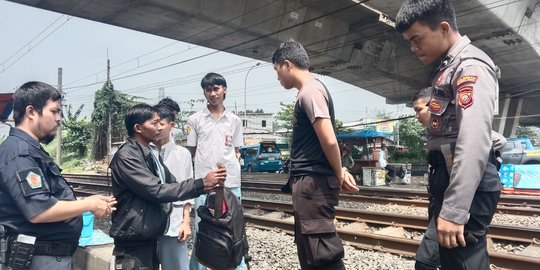 Satgas Amankan Tiga Pelajar Bawa Golok dalam Tas