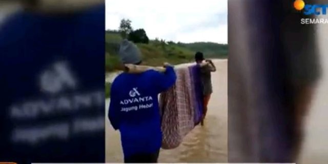 Warga di Tegal Kesulitan Akses Menuju Rumah Sakit, Ditandu Lewati Hutan Belantara