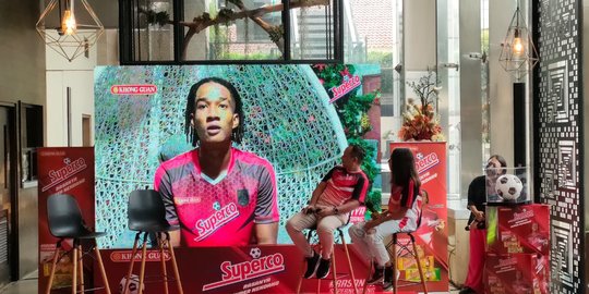Gandeng Ronaldo Kwateh, Khong Guan Bikin Gerakan Sejuta Bola Superco untuk Indonesia