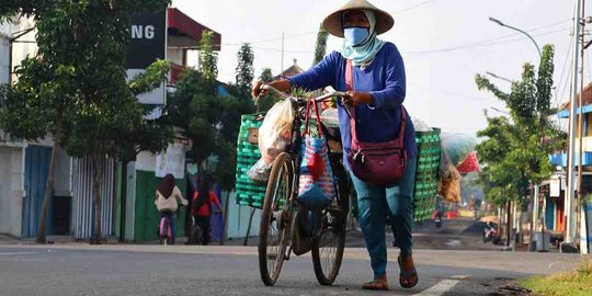 Cerita Perempuan Penjual Keliling di Lebak, Rela Berjalan Jauh demi Penuhi Kebutuhan