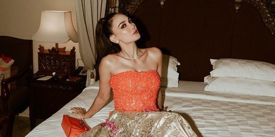 Luna Maya Disebut 'Bidadari Berwujud Manusia', Potret Bergaun Orange Cantik Banget