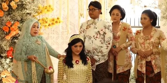 Erina Gudono Pakai Kain Batik Nagasari dan Grompol di Prosesi Siraman, Ini Artinya