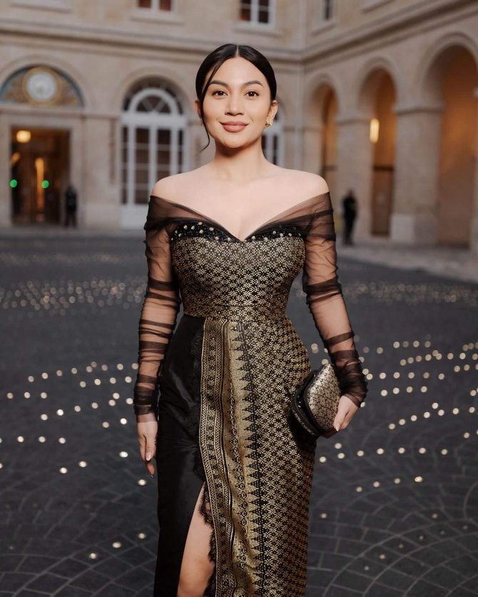 ariel tatum pakai gaun songket hitam di paris fashion week ini potretnya