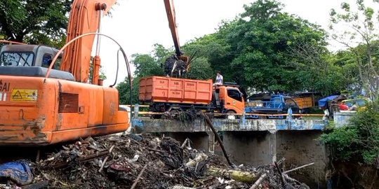 Sampah Kali Jambe Bekasi Dikeruk, Beratnya Capai 100 Ton