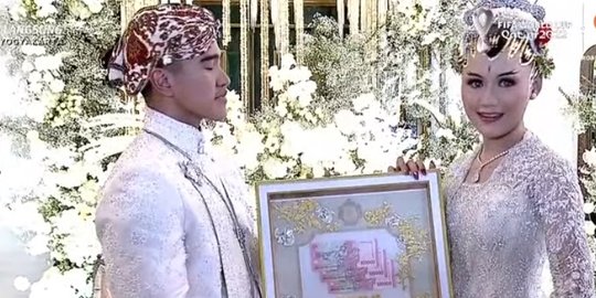 Usai Sah jadi Suami Istri, Kaesang dan Erina Jalani Upacara Panggih