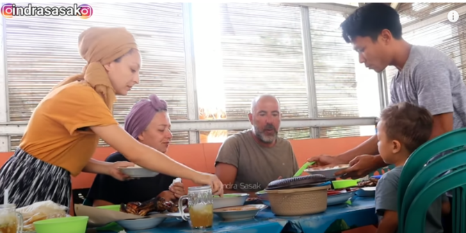 Hari Terakhir ketemu Cucu, Orangtua Melissa Asal Prancis Makan di Warung Sederhana
