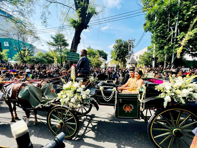 kemeriahan kirab kaesang erina menuju pura mangkunegaran